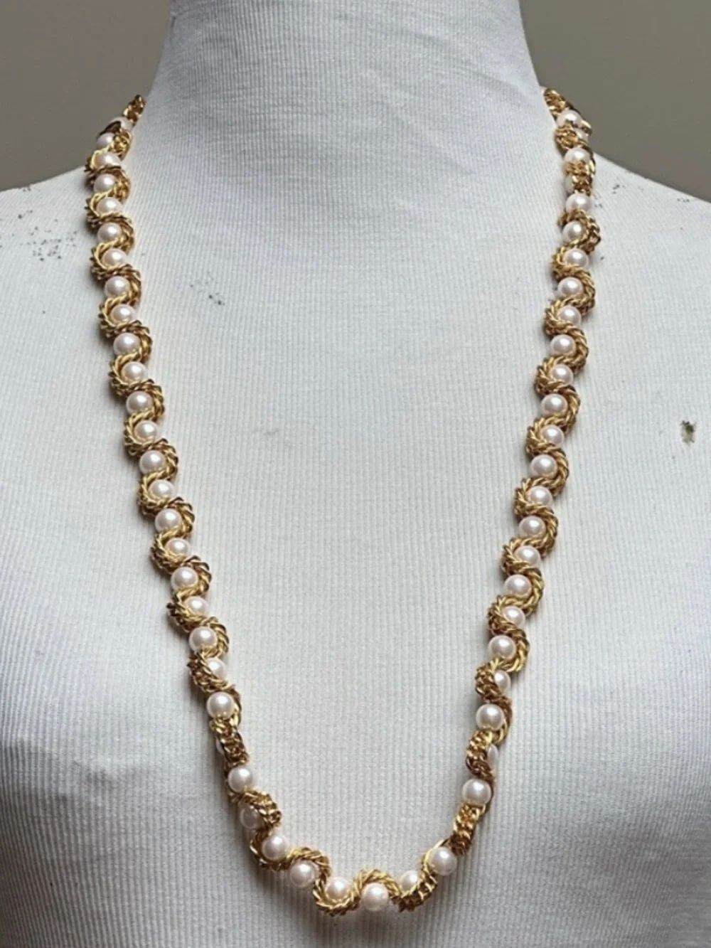 Vintage Gold Tone Faux Pearl Rope Chain Necklace